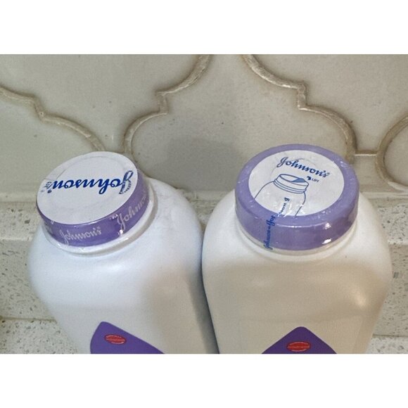 2 Johnson's Baby Powder Lavender Cornstarch Hypoallergenic 15 oz New & Sealed - Picture 2 of 2